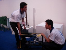 Hà Hoài Nam (trái) bên chiếc máy chẻ quế.