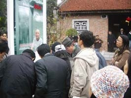 Người yêu thơ vây quanh góc thơ
Đồng Đức Bốn trong Ngày thơ
Việt Nam lần IV.