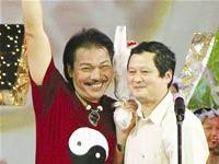 Trần Tiến tại lễ trao giải - bên cạnh là nhạc sỹ An Thuyên 