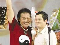 Trần Tiến tại lễ trao giải - bên cạnh là nhạc sỹ An Thuyên 