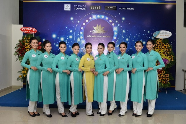 Dàn thí sinh nữ trước vòng thi.