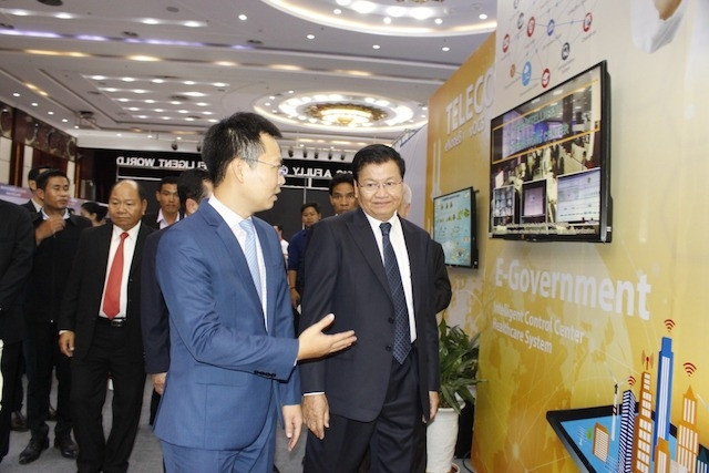 Tổng Giám đốc Star Telecom Lưu Mạnh Hà giới thiệu với Thủ tướng Lào Thongloun Sisoulith (phải) về Chính phủ điện tử tại Triển lãm Lao ICT Expo 2019