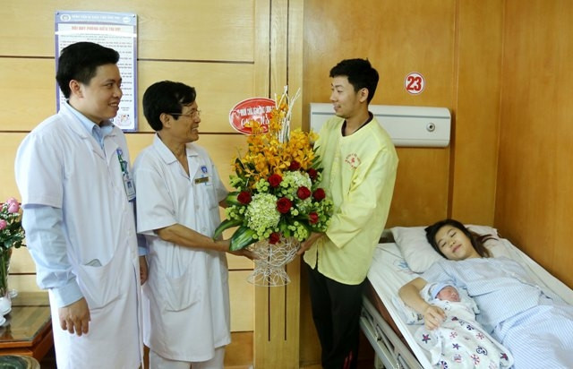 Các bác sĩ chia vui cùng gia đình sản phụ