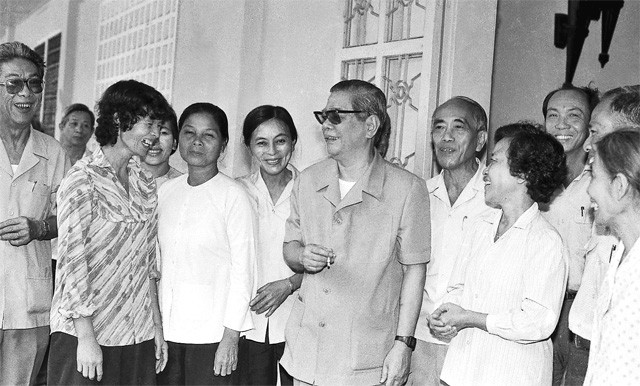 Tổng Bí thư Nguyễn Văn Linh với lãnh đạo Thành ủy TP Hồ Chí Minh. Ảnh: VĂN KHÁNH