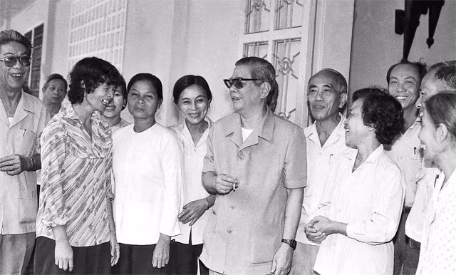 Tổng Bí thư Nguyễn Văn Linh với lãnh đạo Thành ủy TP Hồ Chí Minh. Ảnh: VĂN KHÁNH