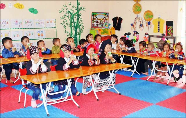“Sữa học đường” đến với 245 trẻ em người dân tộc