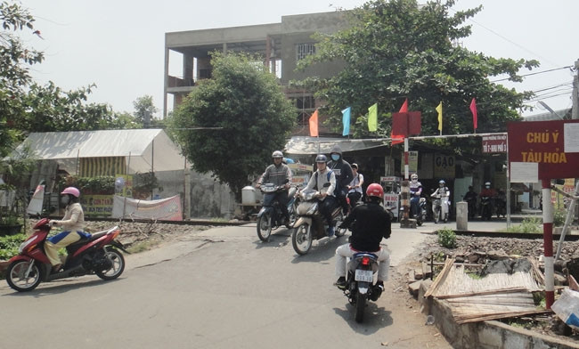 Đường ngang được mở ra không có rào chắn, người gác dẫn đến những vụ tai nạn đường sắt ở khu phố 3, phường Tân Hiệp, TP Biên Hòa (Đồng Nai).