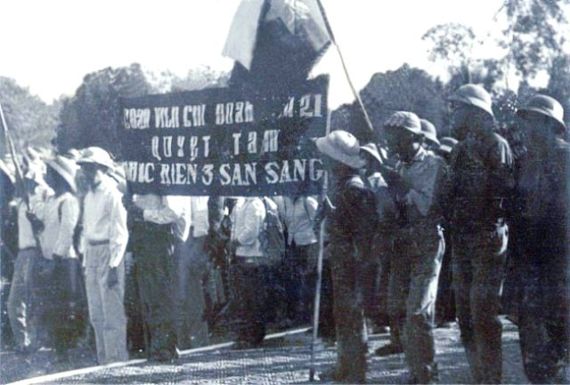 Thanh niên Thủ đô những ngày "Ba sẵn sàng" rực lửa. 