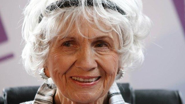 Nhà văn Canada Alice Munro.