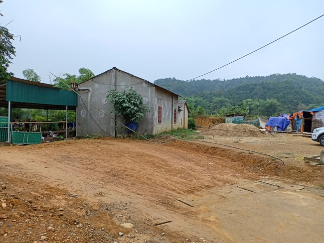 UBND huyện Bạch Thông tự ý thu hồi thêm hàng nghìn mét vuông đất ngoài chỉ giới trước mặt tiền ngôi nhà này. 