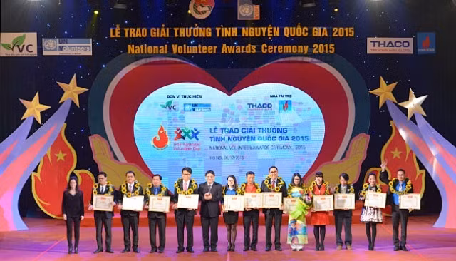 Anh Nguyễn Đắc Vinh, Ủy viên Dự khuyết T.Ư Đảng, Bí thư Thứ nhất Đoàn TNCS Hồ Chí Minh (thứ sáu từ trái sang) trao giải thưởng cho đại diện 12 tập thể tình nguyện viên xuất sắc năm 2015.