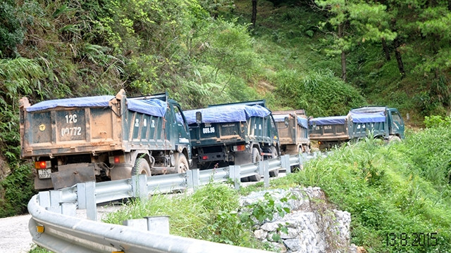 Xe ô-tô chở vật liệu thi nhau cày nát đường đi lên khu du lịch Mẫu Sơn (Lạng Sơn).