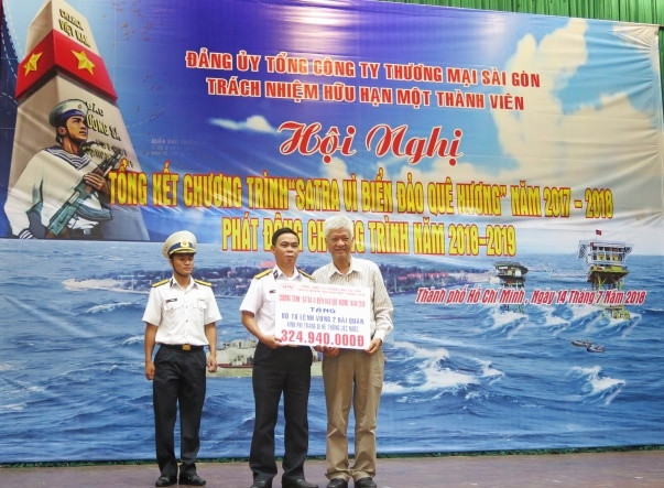 Đại diện Vùng 2 Hải quân nhận biểu trưng kinh phí hỗ trợ trang bị hệ thống bình lọc nước từ đại diện Satra.