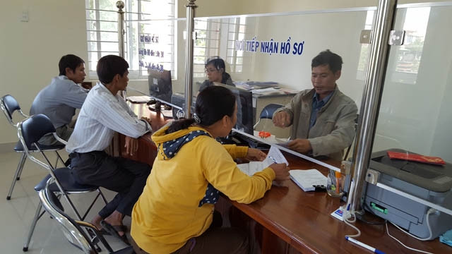 Người dân làm thủ tục tại bộ phận một cửa của UBND huyện Sông Hinh.