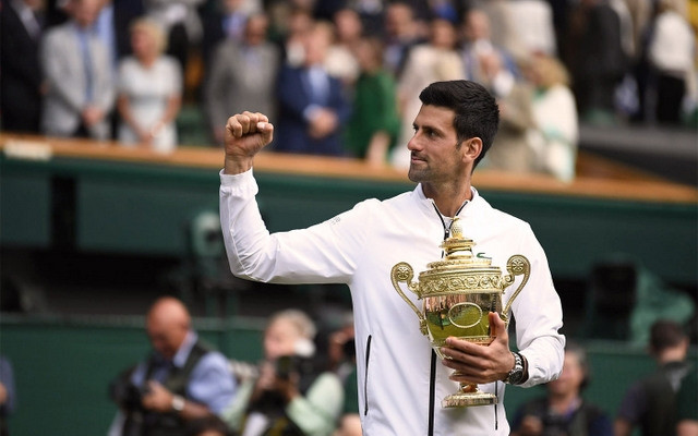 Thắng kịch tính Federer, Nole bảo vệ thành công ngôi vương để lần thứ năm đăng quang tại Wimbledon.
