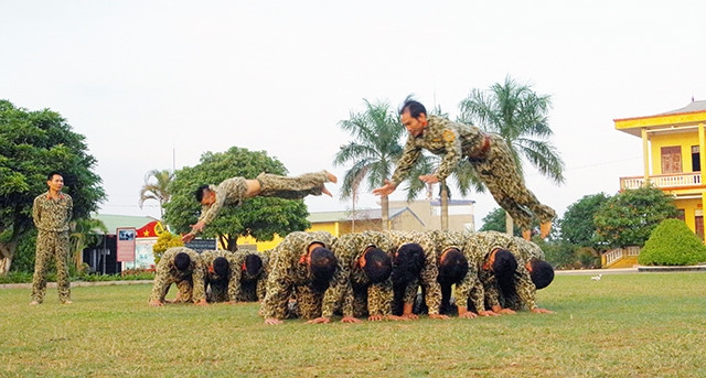 Chiến đấu viên Ðại đội Chống khủng bố, Tiểu đoàn Ðặc công 41 (Bộ Tham mưu Quân khu 3) thực hiện diễn tập.