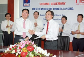 Đại diện hai công ty ký kết biên bản ghi nhớ.