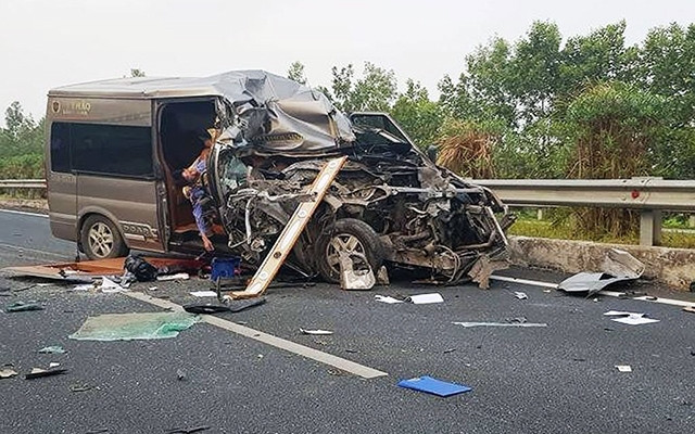 Hiện trường vụ tai nạn xe khách limousine trên đường cao tốc Pháp Vân - Cầu Giẽ - Ninh Bình, khiến hai người chết.