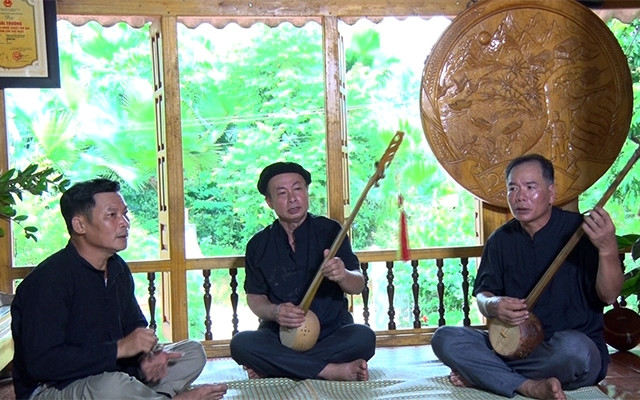 Nghệ nhân Hoàng Tương Lai (ngồi giữa) và các thành viên Câu lạc bộ dân ca xã Xuân Lai, huyện Yên Bình.