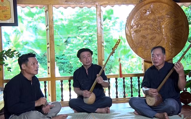 Nghệ nhân Hoàng Tương Lai (ngồi giữa) và các thành viên Câu lạc bộ dân ca xã Xuân Lai, huyện Yên Bình.