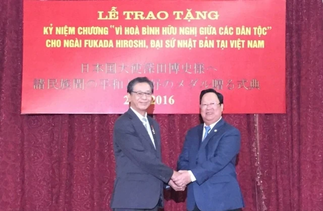 Trao kỷ niệm chương “Vì hòa bình, hữu nghị giữa các dân tộc” tặng Đại sứ Nhật Bản Fukada Hiroshi
