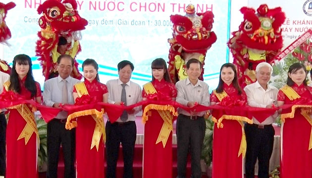 Cắt băng khánh thành, đưa vào hoạt động Nhà máy cấp nước Chơn Thành.