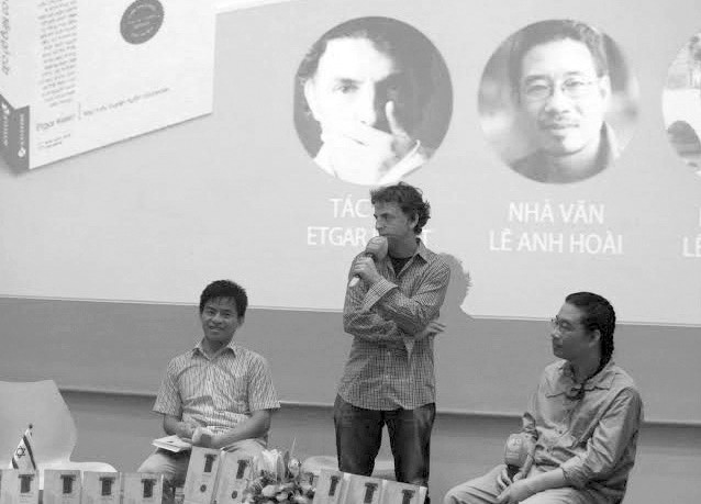 Nhà văn E.Kê-rét trong buổi ra mắt sách.