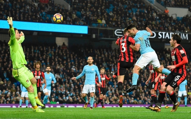 S. Aguero (số 10, áo xanh) lập cú đúp cho Man City.