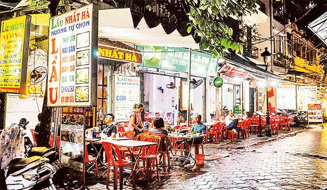 Một góc khu phố ẩm thực Tống Duy Tân. Ảnh: NGUYỄN KHÁNH