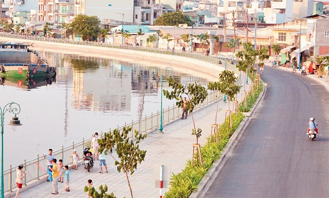 Một đoạn kênh Tân Hóa - Lò Gốm trên địa bàn quận Tân Phú sau khi được cải tạo, chỉnh trang.