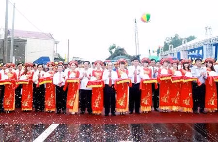 Chủ tịch QH Nguyễn Sinh Hùng dự lễ thông xe cầu Bến Thủy II. Ảnh: NHAN SÁNG (TTXVN)