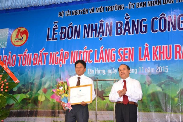 Ông Nguyễn Thế Đồng - Phó Tổng cục trưởng Tổng cục Môi trường - Bộ Tài nguyên và Môi trường trao bằng công nhận Láng Sen là khu Ramsar thứ 2.227 của thế giới cho ông Trương Thanh Sơn - Giám đốc Khu bả