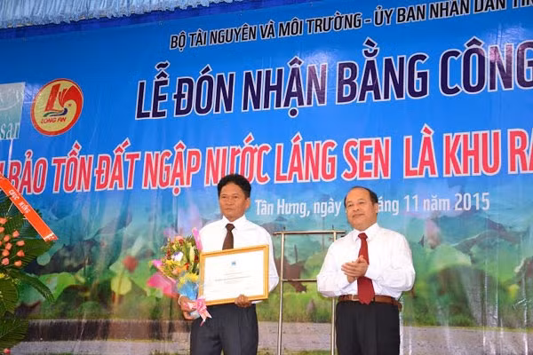 Ông Nguyễn Thế Đồng - Phó Tổng cục trưởng Tổng cục Môi trường - Bộ Tài nguyên và Môi trường trao bằng công nhận Láng Sen là khu Ramsar thứ 2.227 của thế giới cho ông Trương Thanh Sơn - Giám đốc Khu bả