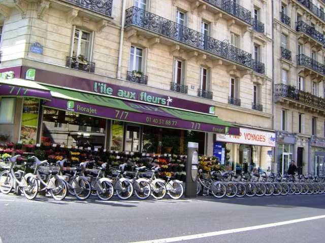 Một trạm cho thuê xe đạp tự động gần Nhà thờ Đức Bà Paris.