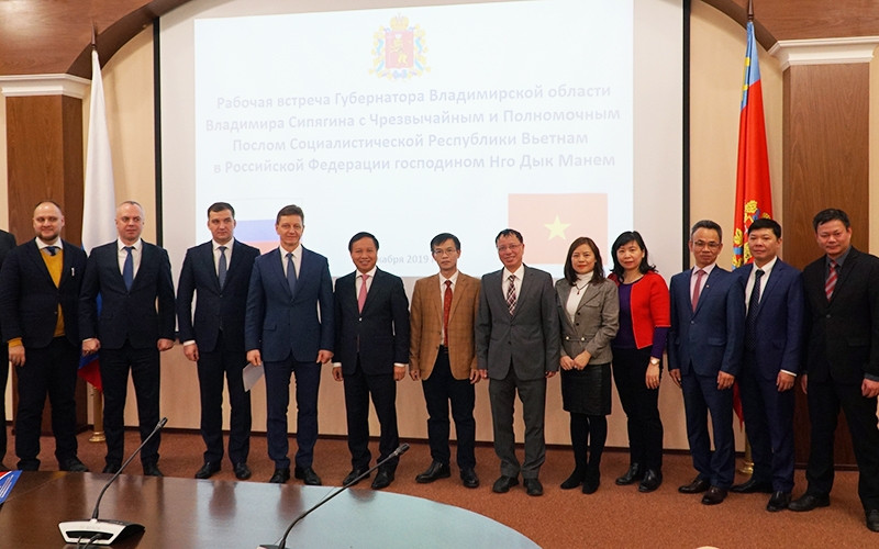 Chụp ảnh lưu niệm sau buổi làm việc với Thống đốc tỉnh Vladimir, ông V. Sipuaghin.