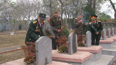Các cựu chiến binh thắp nén hương tưởng nhớ đồng đội.