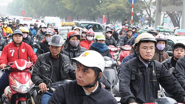 Xe máy vẫn là phương tiện đi lại phổ biến của người dân. Ảnh: HẢI NAM