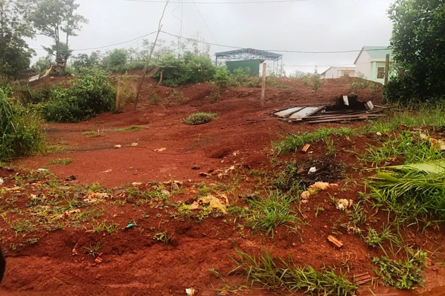 Khu vực đất quốc phòng được cấp giấy CNQSDĐ trái quy định cho 12 cá nhân, trong đó có mẹ vợ và em rể Lang Văn Khang. 