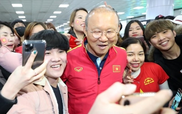 Đông đảo người hâm mộ Việt Nam đang sinh sống và làm việc tại Hàn Quốc ra đón HLV Park Hang Seo và U23 Việt Nam tại sân bay.