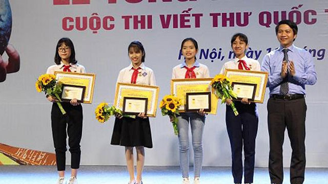 Trao giải Cuộc thi viết thư Quốc tế UPU lần thứ 47 tại Việt Nam.