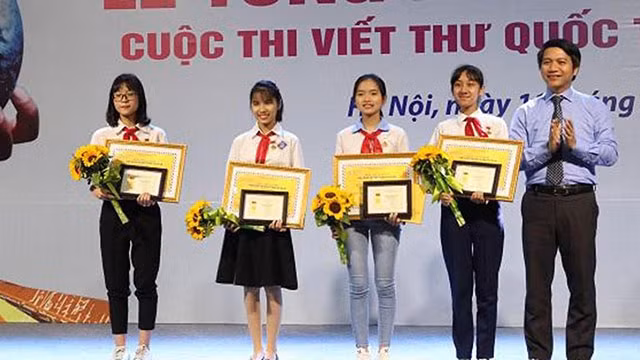 Trao giải Cuộc thi viết thư Quốc tế UPU lần thứ 47 tại Việt Nam.