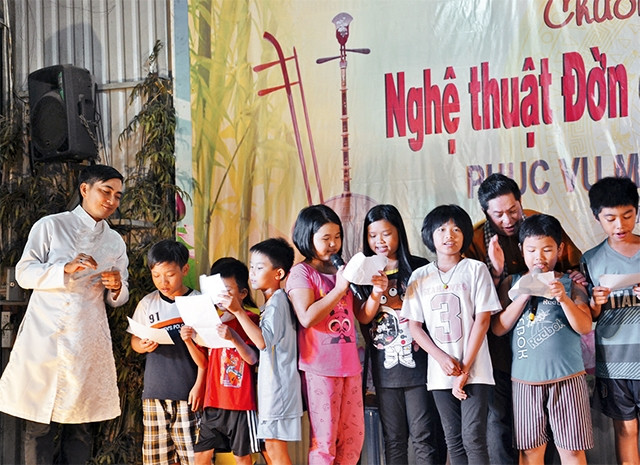 Các nghệ sĩ Trung tâm văn hóa thành phố tập hát cho các em tại SOS Làng trẻ em TP Hồ Chí Minh.