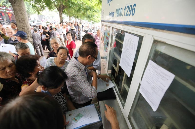 Tại điểm làm vé xe buýt trên đường Kim Ngưu, hàng trăm người cao tuổi xếp hàng từ sáng sớm để nộp hồ sơ làm thẻ xe buýt miễn phí.