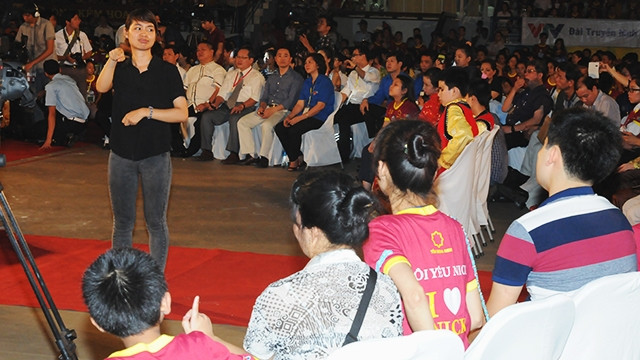 Phiên dịch cho người khiếm thính. Ảnh: SONG SONG 
