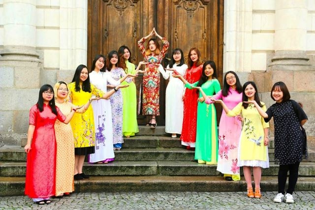 Sinh viên Việt Nam duyên dáng cùng áo dài.