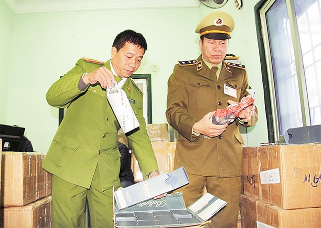 Lực lượng liên ngành Ban Chỉ đạo 389 Hà Nội kiểm tra lô rượu nhập ngoại không rõ nguồn gốc. Ảnh: TRẦN VIỆT