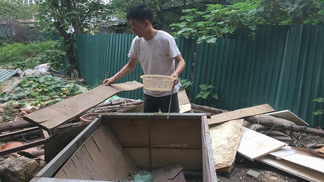 Anh Nguyễn Văn Hùng (chồng chị Huyền) làm tủ nhôm kính bênh cạnh dòng sông bốc mùi hôi thối.