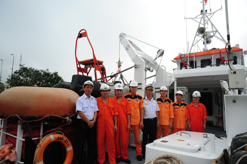 Các thủy thủ tàu SAR 274 luôn sẵn sàng cho những chuyến vượt sóng cứu hộ, cứu nạn. 