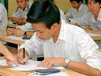 Thí sinh làm bài thi tuyển
sinh ĐH năm 2007.