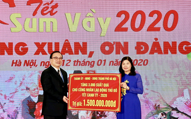Bí thư Thành ủy Hà Nội Hoàng Trung Hải trao tặng 3.000 suất quà của Thành ủy, HĐND, UBND thành phố Hà Nội cho công nhân lao động Thủ đô nhân dịp Xuân Canh Tý 2020.
